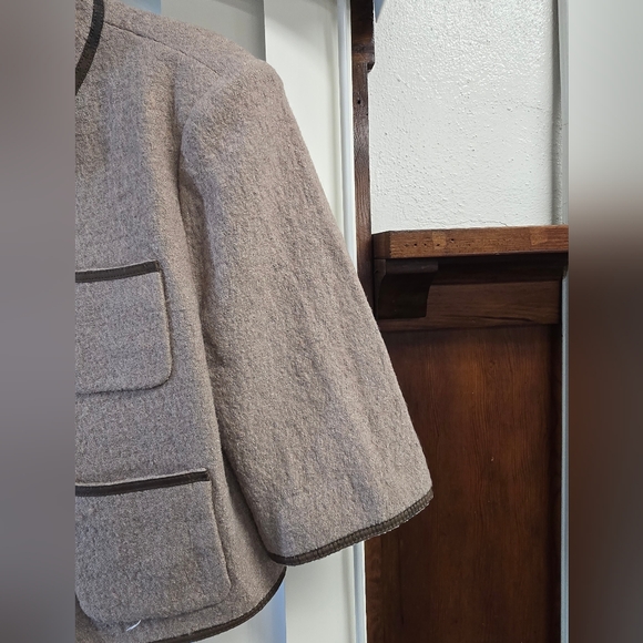 BCBG classic short coat in soft wool-blend fabric. - Picture 6 of 10